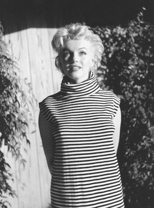 This photo of Marilyn Monroe is from 1954 but this dress could still be fashionable today- a true classic 😍Great Outfits in Fashion History: Marilyn Monroe in Summery