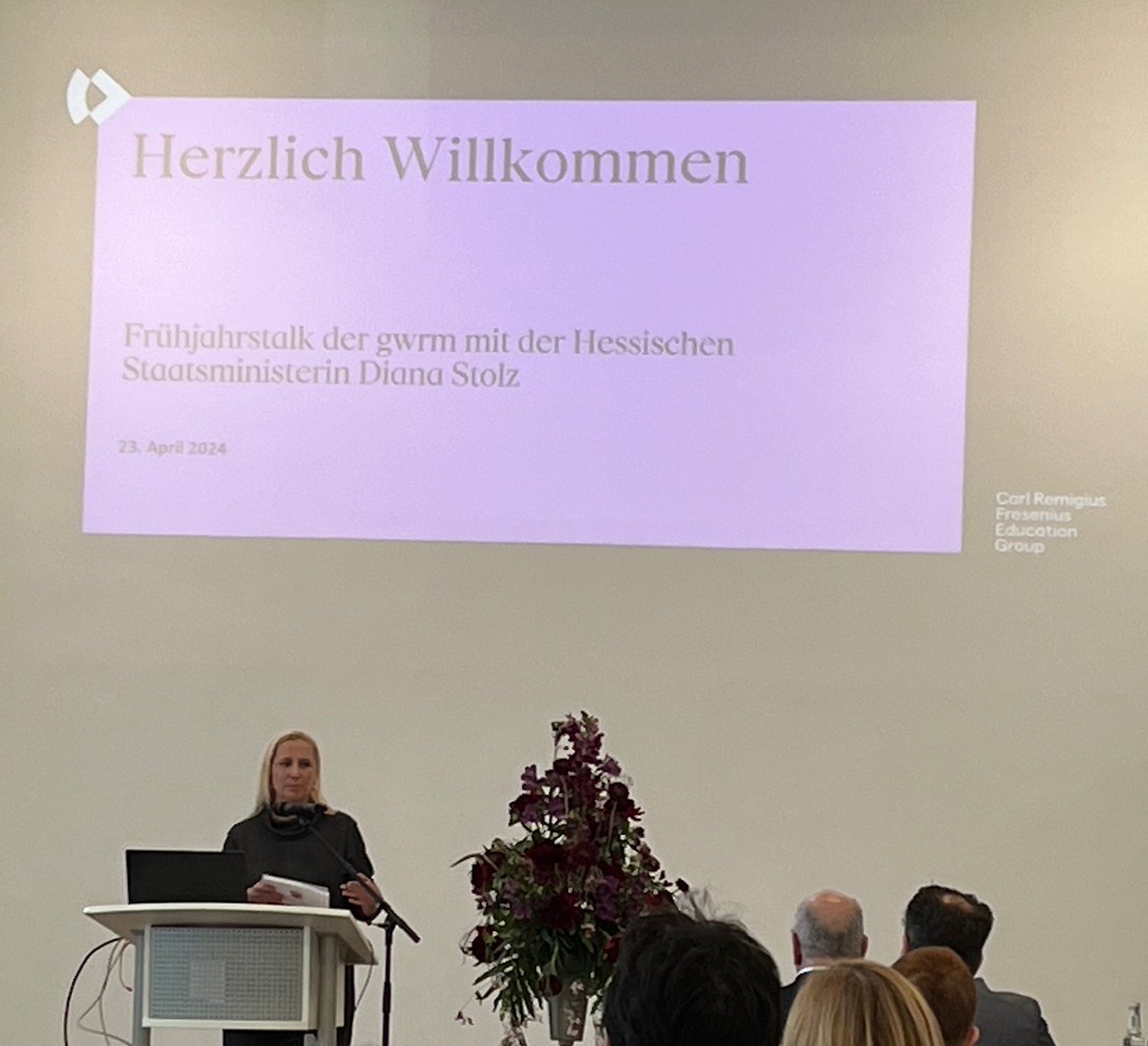 Beim Frühjahrsgespräch der #gwrm gestern Abend bei der @HS_Fresenius in Wiesbaden gab es spannende Impulse & anregende Diskussionen über aktuelle Herausforderungen und Perspektiven im Gesundheitswesen in Hessen mit der Hessischen Gesundheitsministerin Diana Stolz @FamilienHessen.