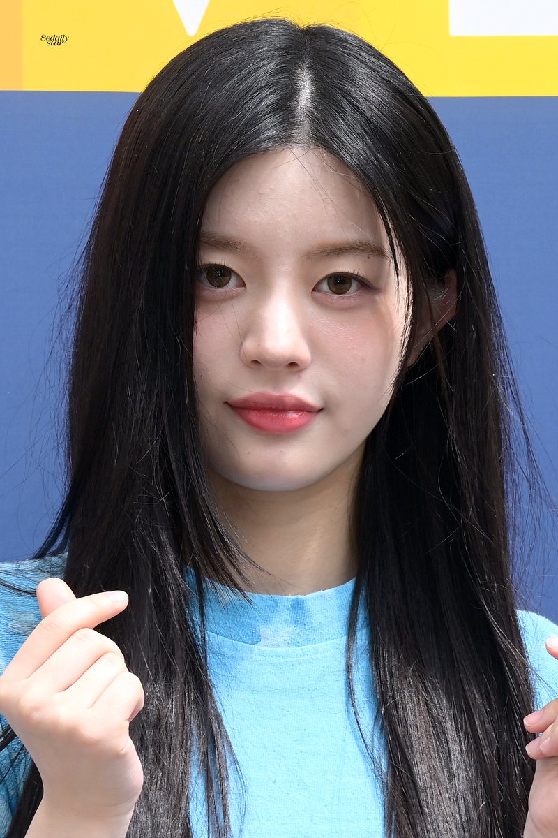 sedaily_star's tweet photo. 240424 컬투쇼 출근길 아일릿 민주

오늘도 아일릿에게 슈퍼 이끌림 ❣️

🔗https://t.co/hJa5jIVdF3

#아일릿 #ILLIT
#SUPER_REAL_ME
#민주 #MINJU https://t.co/9bGNFFvxMn