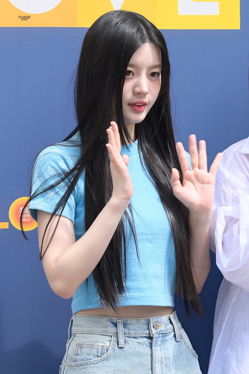 sedaily_star's tweet photo. 240424 컬투쇼 출근길 아일릿 민주

오늘도 아일릿에게 슈퍼 이끌림 ❣️

🔗https://t.co/hJa5jIVdF3

#아일릿 #ILLIT
#SUPER_REAL_ME
#민주 #MINJU https://t.co/9bGNFFvxMn