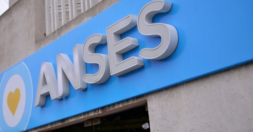 RADIOGREMIAL's tweet image. #APOPS y #UPCN se encontraron en la firma del aumento del 8% para #trabajadores de #Anses, mientras #ATE y el #Secasfpi lo rechazaron, reclamaron por los #despidos y los cierres de sedes radiogremial.com.ar/apops-y-upcn-s…