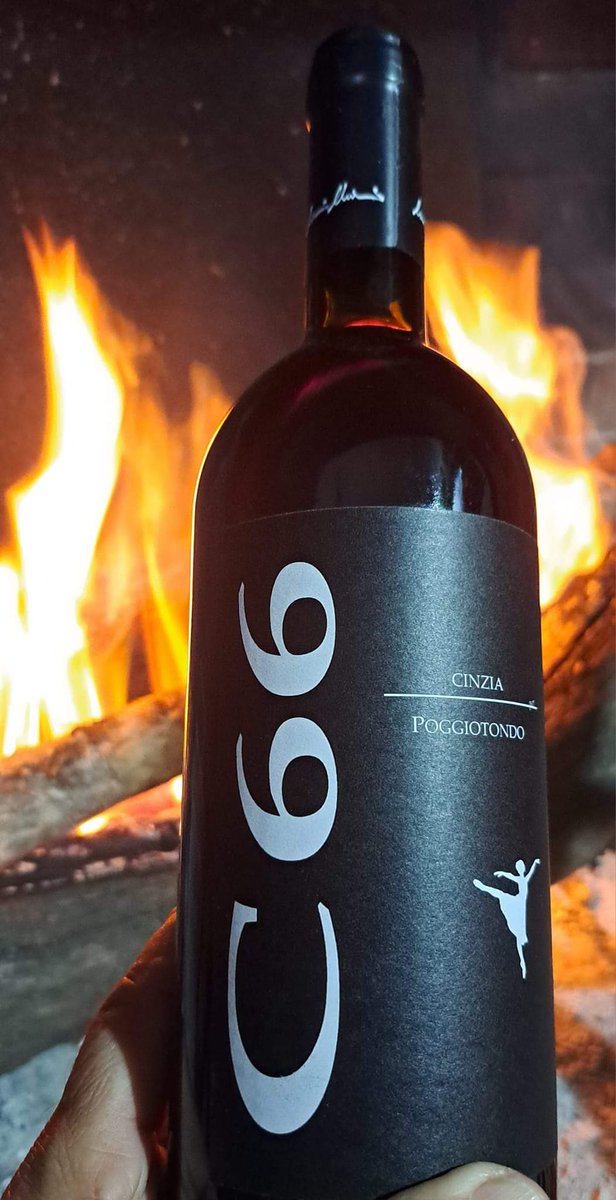 Dice la dottoressa: 'stasera accendete il fuoco e ... bevetevi un bel bicchierone di C66. ... uno solo però!...'

#c66 #poggiotondo #igttoscana #lorenzomassart #vinodelcasentino #vinotoscano