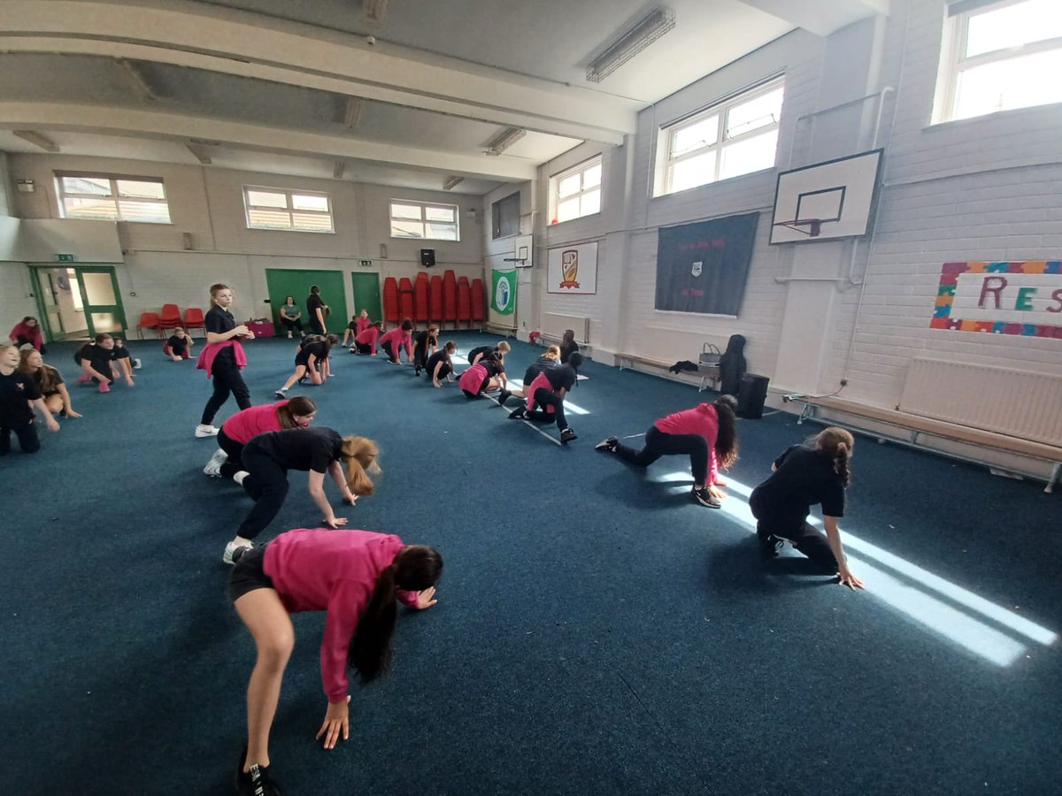 Ms.Wade's 5th @TogherGirls enjoyed yesterday's #ActiveWeek activities. Trish, one of our talented staff taught modern dance to all classes from infants to 6th.
Mìle buìochas Trish. @ActiveFlag @CorkSports #girlsinsport  #team #dance #exercise #fun