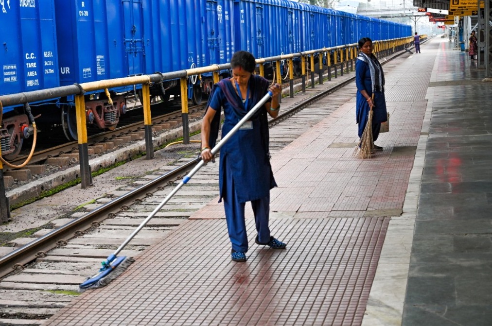 RailMinIndia's tweet photo. Jharkhand's Chakradharpur station shines clean and pristine, reflecting Railways commitment to cleanliness and hygiene. https://t.co/Bdz5MatUbS