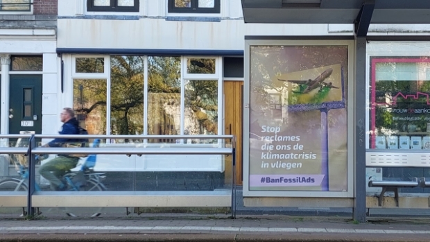 Actievoerders 'kraken' reclameborden in Rotterdamse bushokjes - dehavenloods.nl/l/52700