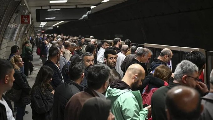 🔴Üsküdar-Samandıra Metro Hattı'nda önceki gün sabah meydana gelen aksaklık 52 saati aşkın süredir giderilemezken, sabah mesaisine gitmek isteyen vatandaşlar yoğunlukla karşılaştı.