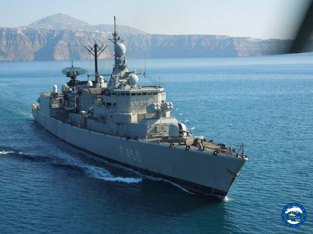 EUNAVFOR_MED's tweet photo. 🌊#Training at #sea is an opportunity to share and showcase skills and experiences. #Italian Flagship #ITSThaondiRevel 🇮🇹 & the #Greek #ship #HSElli 🇬🇷practicing kinematic maneuvers in the waters of the Central #Mediterranean 🇪🇺⚓️#Irini4peace #EUdefence #CSDP https://t.co/HQR9UzLE8w