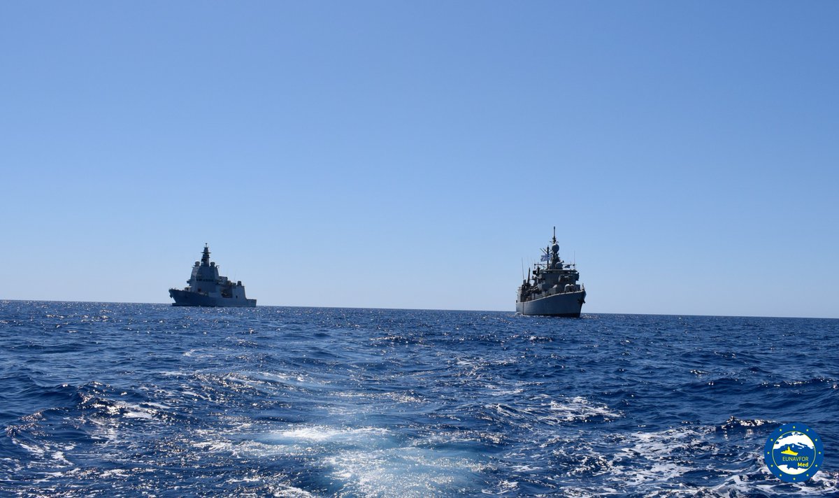 EUNAVFOR_MED's tweet photo. 🌊#Training at #sea is an opportunity to share and showcase skills and experiences. #Italian Flagship #ITSThaondiRevel 🇮🇹 & the #Greek #ship #HSElli 🇬🇷practicing kinematic maneuvers in the waters of the Central #Mediterranean 🇪🇺⚓️#Irini4peace #EUdefence #CSDP https://t.co/HQR9UzLE8w