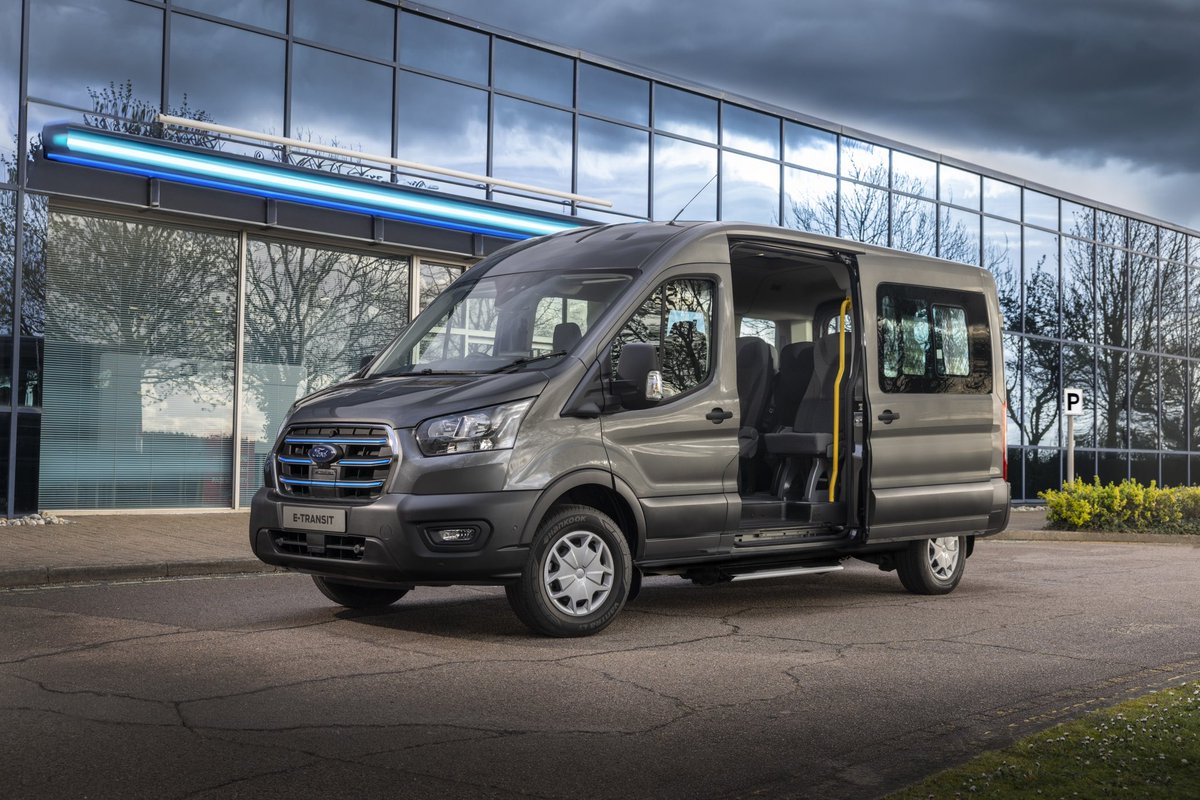 #FordProPolska | Nowy minibus w ofercie #ETransita⚡️ ▪️Klienci mogą wybrać wersję z pojedynczym lub podwójnym fotelem pasażera w rzędzie kierowcy, dziewięcioma lub dwunastoma miejscami z tyłu oraz standardowym lub wysokim dachem