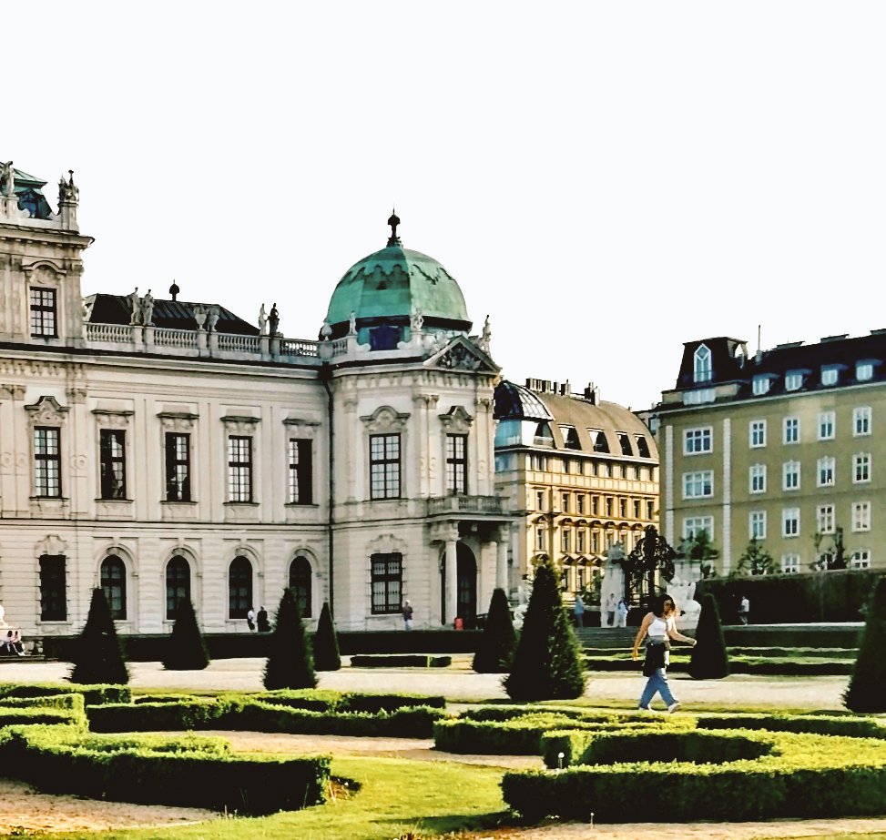 Good morning from Vienna 🇦🇹
Happy and peaceful Wednesday everyone💕🍀
#Vienna  #WindowsOnWednesday #architecture #ArtLovers #LoveandPeace