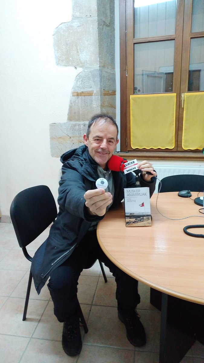 Gaur Altsasu BHI Institututik zuzenean ari gara. Mugituz! kanpainaren berri ematen ari gara elkarrekin.
107.3 FM edo guaixe.eus/irratia/zuzene…
Orain Jon Arretxe Arbizun bizi den idazlea daukagu, bizkleta lagun duena eta bere liburu batzuetan bizkletaz egindako bidaiak jaso dituena.