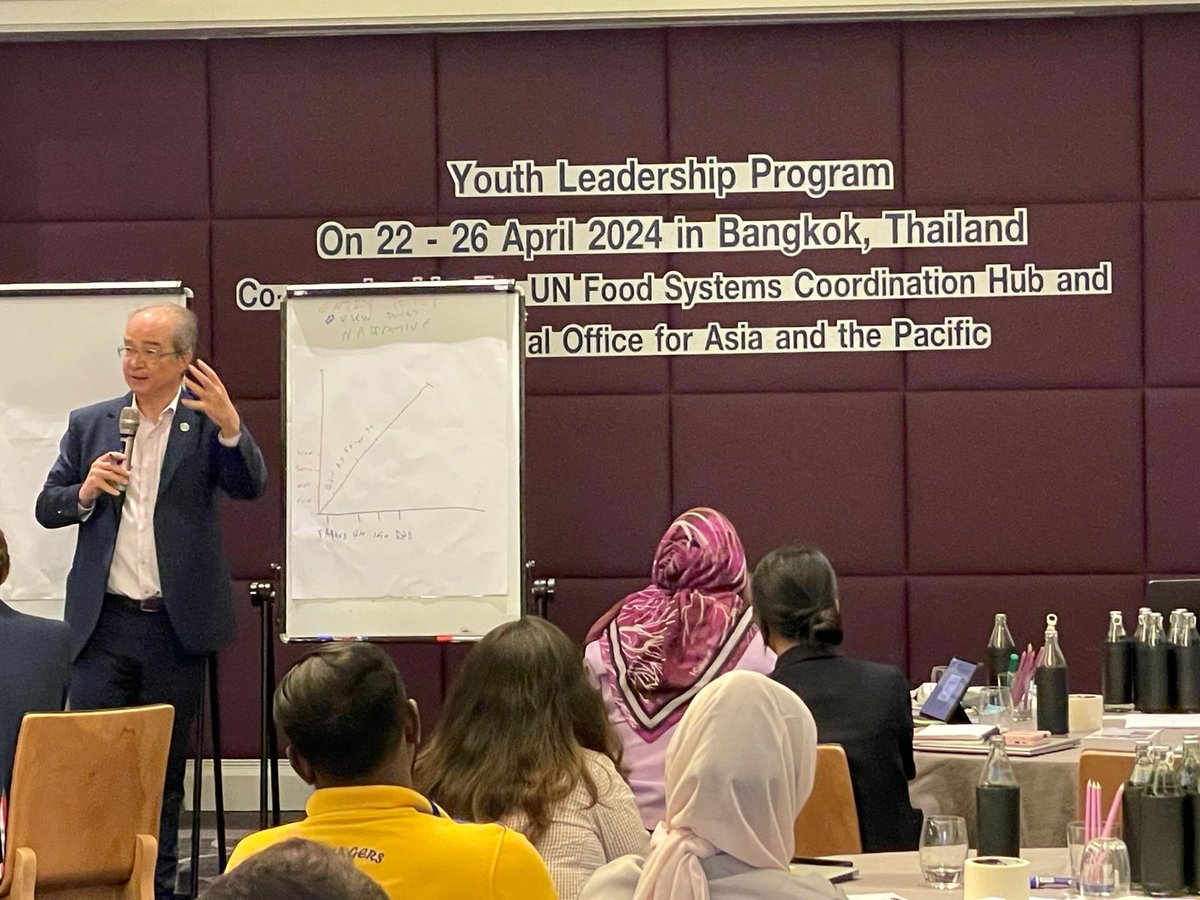 FoodSystems's tweet photo. Hub Director @StefanosFotiou at #YLPfoodsystems workshop for #AsiaPacific: "To drive #FoodSystems transformation, understanding vested interests &amp; methods to boost institutional change is crucial." Preparing young leaders to spearhead sustainable solutions. 🌾🏛️ https://t.co/Bva7iWpmUP