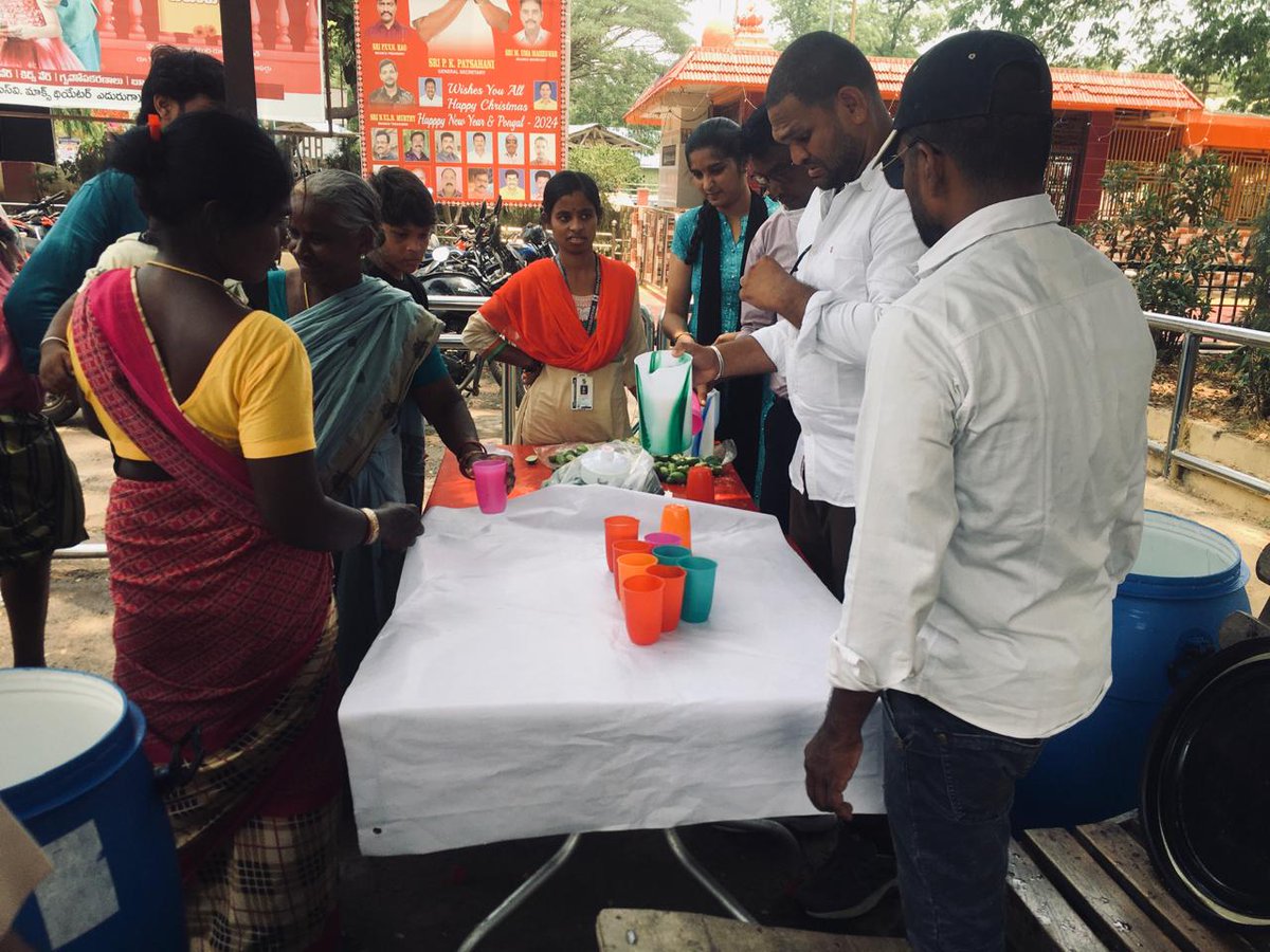 Summer Heat wave.... Buttermilk supply to passengers #JALSEVA near Palasa station. A small initiative by RPF for the passengers and Rail Users. @EastCoastRail @RailMinIndia