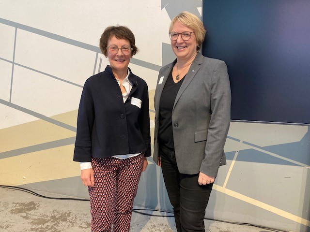Siemens_BKK's tweet photo. Aufbruchsstimmung früh am Morgen auf der #WeActCon: Wie gelingt es, nachhaltig die Gesundheit zu stärken? Indem wir #Gesundheitsdaten als "heilsame" Daten zur zielgerichteten #Prävention nutzen! Das betonen @ProfThun und @DemmlerGertrud aus unterschiedlichen Perspektiven. https://t.co/IJjVAdN56w