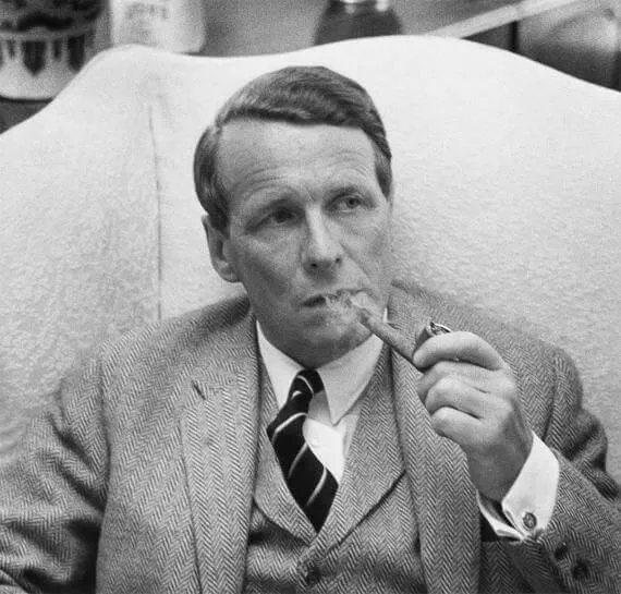 The Father of Modern Advertising - David Ogilvy

In 1982, he wrote an Ad that brought over $1 Billion worth of businesses in revenue

Here are the 5-step checklist he used to write a good copy that converts:

(You can use them easily for your emails, long forms, blog posts etc.)