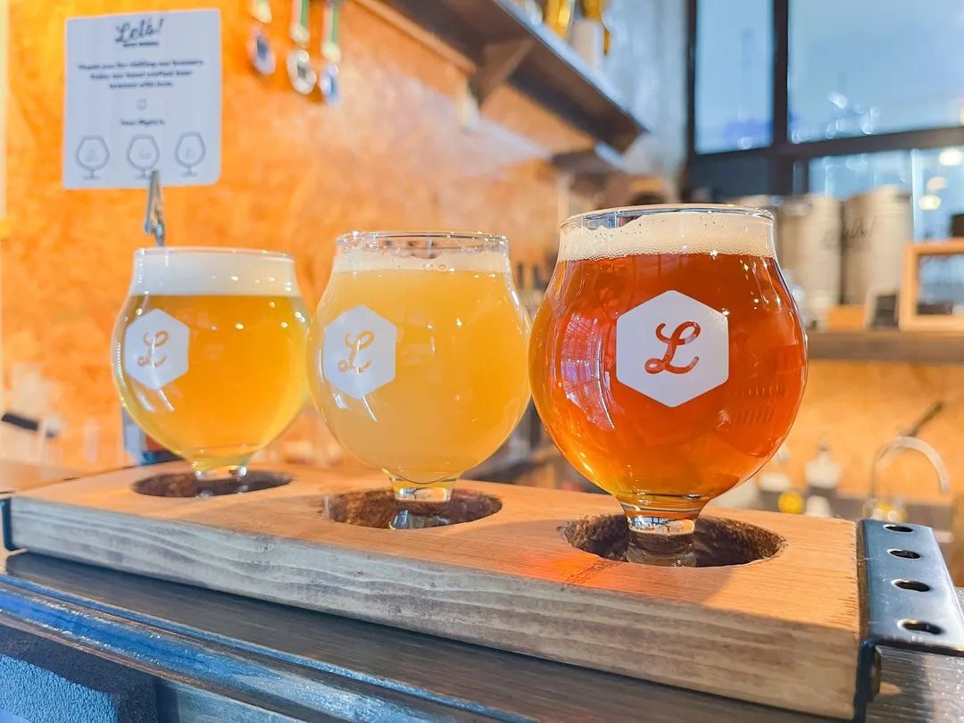 beergirl_net's tweet photo. 【東京・東十条】週末限定のタップルーム「Let's Beer Works」🍺

ビール好き6人のチームで営んでいて、皆さんの温かい雰囲気にいい意味で呑まれる心地よい空間。お店の奥で醸造する姿を見ながらビールを飲めます。毎週新しいビールを開栓しているので、通いたくなる〜！！
https://t.co/XVi8RLLn9x https://t.co/FT7ZipclPc