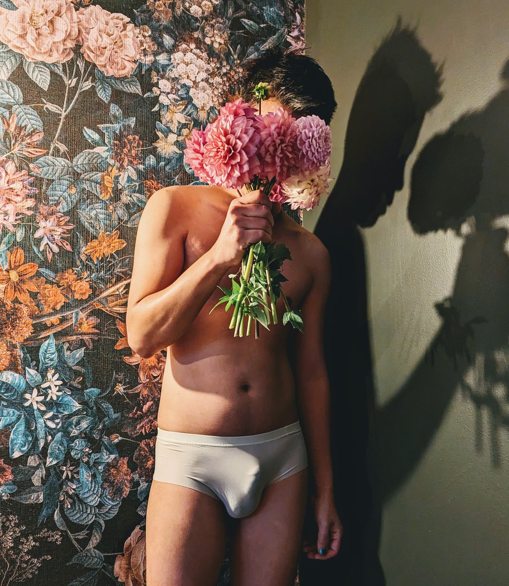 Madbplants's tweet photo. Autum blue got me. Some flowers from the garden to cheer me up. #gayasian #gaytop #gaycanberra #canberragay #asiantop #plants #softcock #Dahlia https://t.co/yLk9KjKFkV