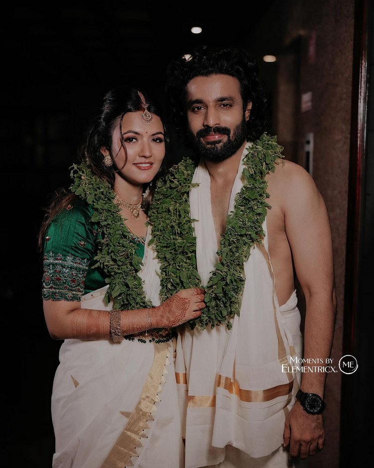 Photos : #AparnaDas Marries #ManjummelBoys Actor #DeepakParambol

gallery.123telugu.com/content/slides… 

#123telugu