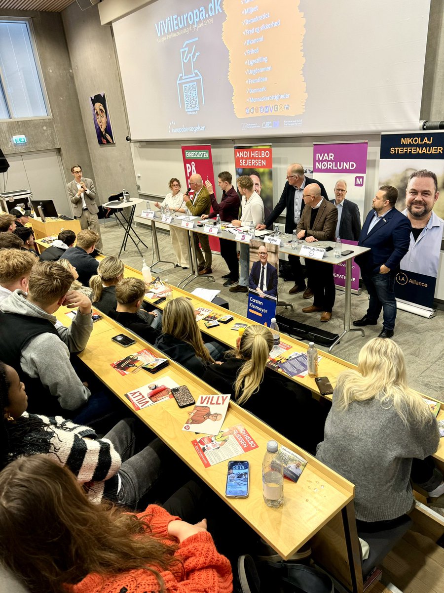 Hver dag er debat dag, også i dag😉 Vi starter på Campus Vejle, hvor godt 200 HHX elever bliver klogere på, hvor deres kryds skal sættes d. 9. Juni🇪🇺#vivileuropa #dkpol #eudk