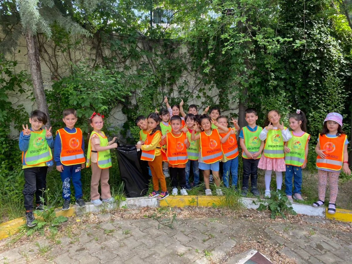 Batmancamlitepe's tweet photo. Eko-timlerimiz bahar temizliğinde...🌸🌱🍀☀️🐞 @tcmeb @BatmanilMEM @MahmutKurtaran1 @EkoOkullar_TR https://t.co/UR8BXyJjEs