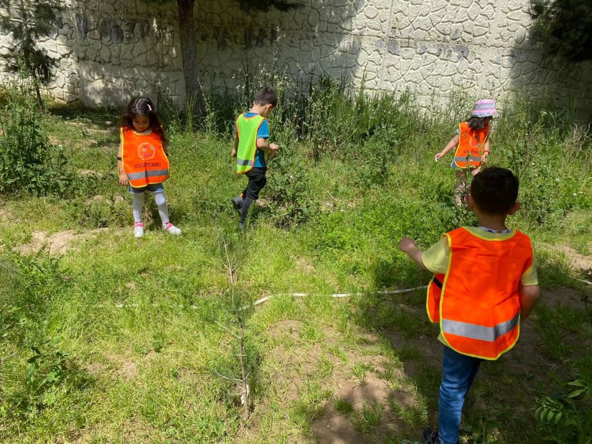 Batmancamlitepe's tweet photo. Eko-timlerimiz bahar temizliğinde...🌸🌱🍀☀️🐞 @tcmeb @BatmanilMEM @MahmutKurtaran1 @EkoOkullar_TR https://t.co/UR8BXyJjEs
