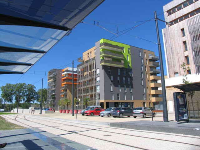 Wednesday for windows...modernity in the Deux-Lions district of Tours where the tram has connected it to the centre of city with ease.
📷@iamjamescraig
#Wednesdayforwindows #Tours #France #architecture #architecturephotography