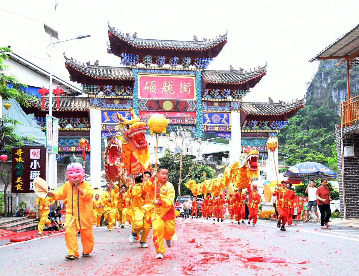 DiscoverGuangxi's tweet photo. A commemorative event was held on April 23 in Shuolong Street, Daxin County, Chongzuo City, to pay tribute to the contributions of #General Su Yuanchun during the Qing Dynasty. This traditional event has been observed for 140 years and includes activities such as #dragondancing, firecrackers, and pounding of glutinous cakes to ensure good weather and a bountiful #harvest.
cr. 崇左市大新县融媒体中心、左江日报