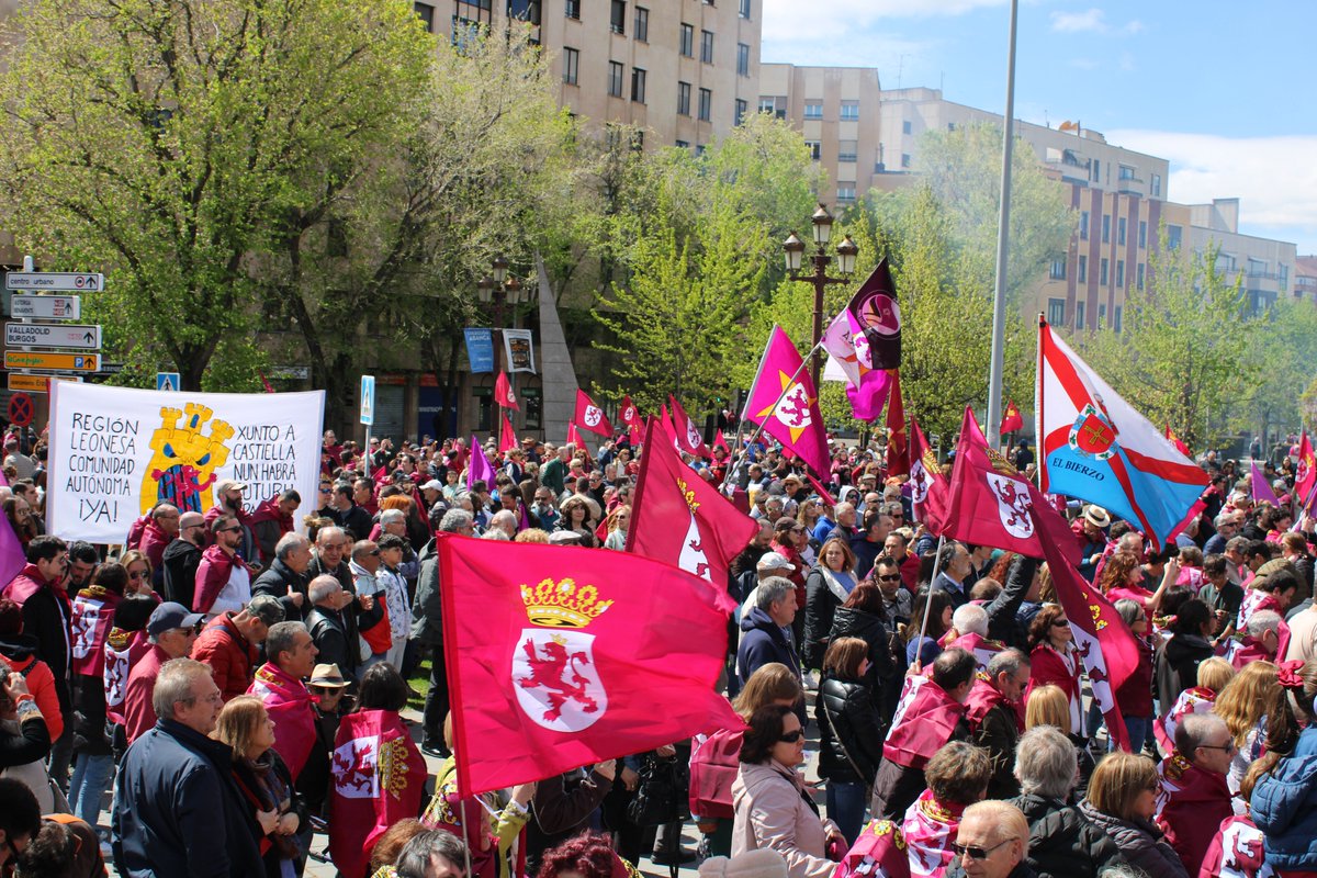 Muchas gracias a todos los que ayer salisteis a la calle a mostrar vuestra disconformidad con la imposición de una “fiesta” de una comunidad autónoma que no sentimos como nuestra.

🦁 ¡Seguimos hasta conseguir la #AutonomíaLeonesa!

#SomosRegiónLeonesa #NadaQueCelebrar