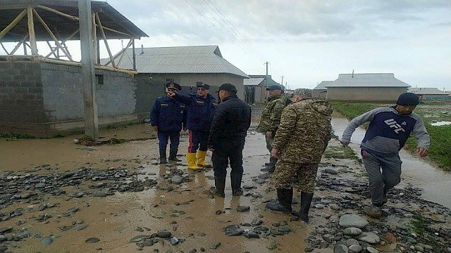 Kırgızistan'da yoğun yağış hayatı olumsuz etkiliyor.   Birçok ilde onlarca evi su bastı, selden etkilenen yüzlerce ev tahliye edildi. Son 3 günde yağan yağış sebebiyle oluşan sel baskını, Kırgızistan’da hayatı olumsuz etkiliyor. Oş ilinin ardından Talas ilçesinde de olağanüstü