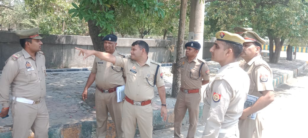 .@dcptrafficnoida द्वारा फूल मंडी फेस–2, केंट चौक सेक्टर–88 पर आगामी लोकसभा चुनाव के दृष्टिगत मार्ग व्यवस्था का निरीक्षण किया गया एवं सर्व संबंधित को आवश्यक दिशा-निर्देश दिए गए। ☎️हेल्पलाइन नं0- 9971009001