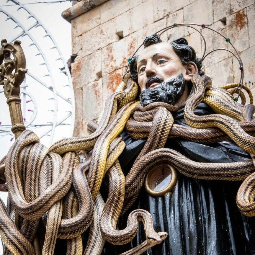 Il 1° Maggio si rinnova l'antico rito della Festa dei #Serpari a #Cocullo (AQ)! Durante la processione per le vie del #borgo, la statua di S. Domenico viene drappeggiata di #serpenti vivi tra lo stupore dei presenti! Scopri di più 👇 abruzzoturismo.it/it/magazine/fo… 📷 A. Ianni #Abruzzo