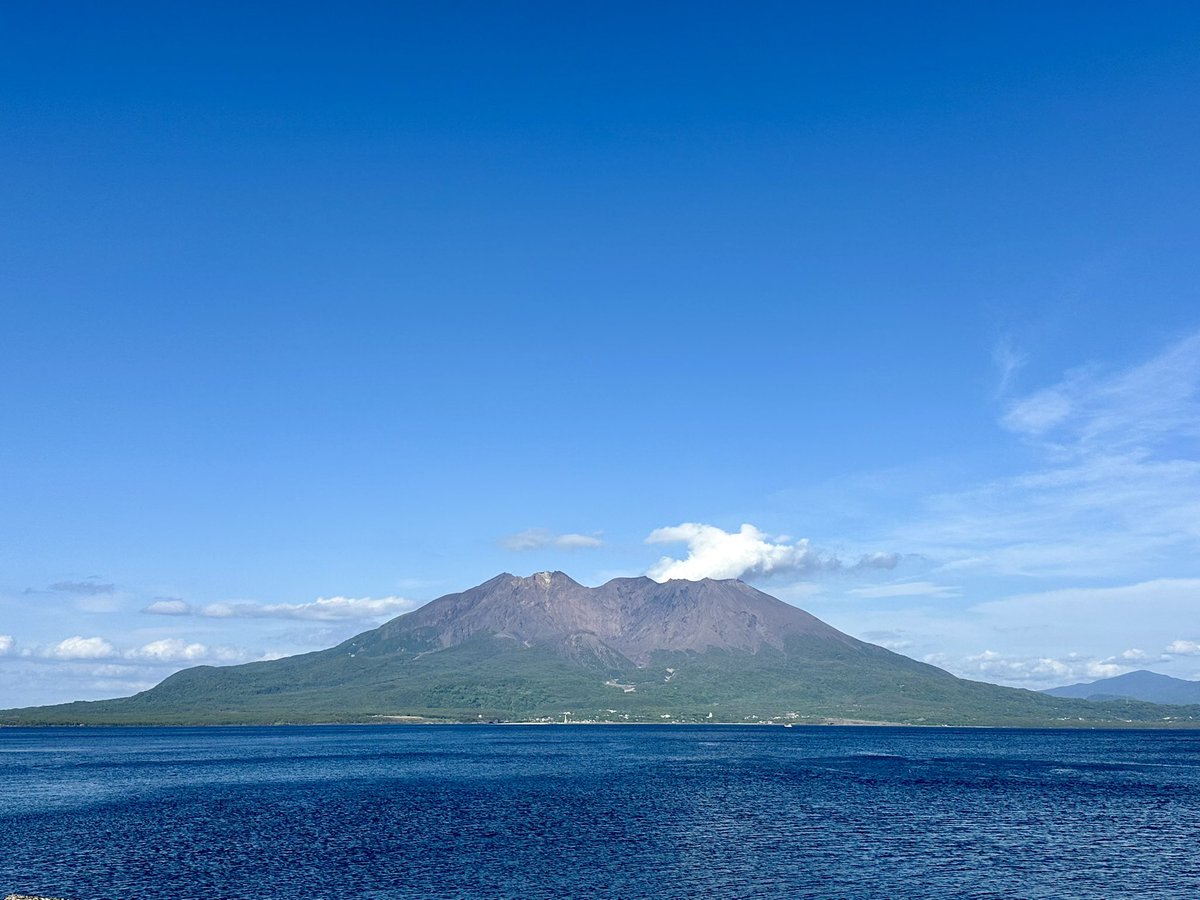 #イマソラ #いま桜島
#鹿児島 #桜島
先ほどの桜島です⛰️
午前中の曇り空が嘘のように、快晴に変わった鹿児島のお天気です☀️

久しぶりの青空は気持ちいいー🙌🏻
思わず背伸びしちゃいました😆

みなさまにとって、笑顔いっぱいの１日になりますように🍀