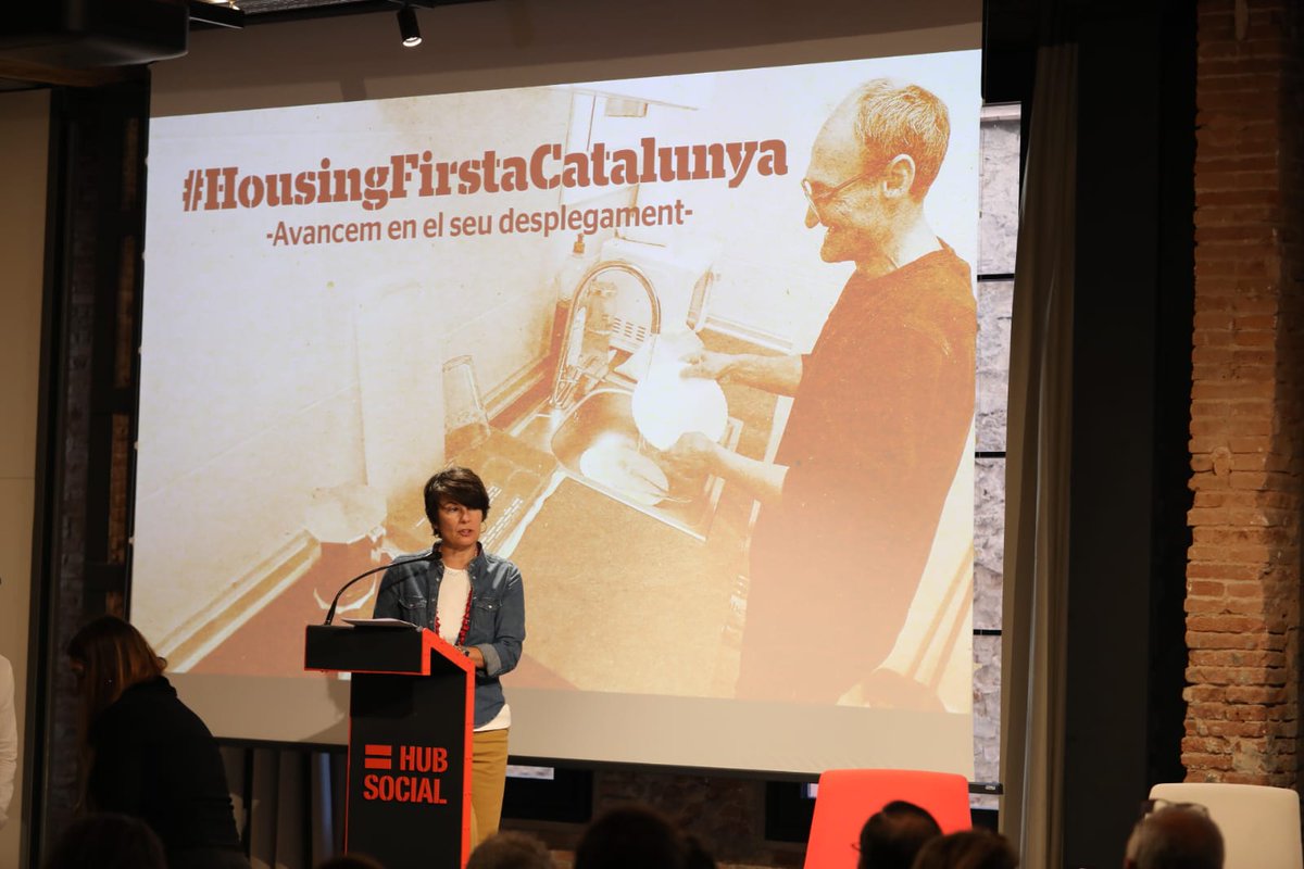 Avui organitzem la jornada #HousingFirstaCatalunya per saber com han adaptat el model #HousingFirst a altres països europeus i com s'està desplegant a casa nostra. Comencem!