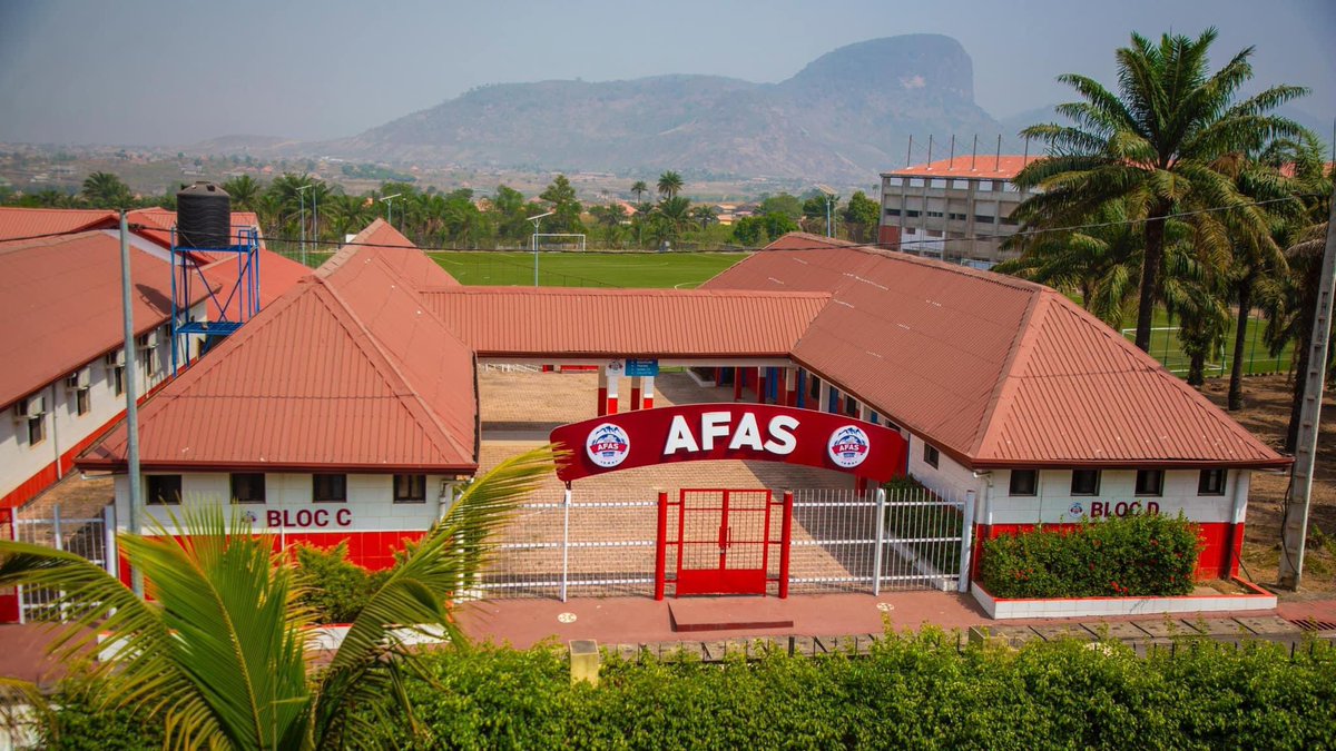 Consultant Technique Régional de la FIFA pour l’Afrique, M. Ousmane Savadogo a visité les locaux de l’@AcademieAFAS , hier mardi 23 avril 2024, en compagnie d’une équipe de la FGF. Cette visite a permis à l'expert d'évaluer l'immense installation sportive réalisée à Yorokoguia.