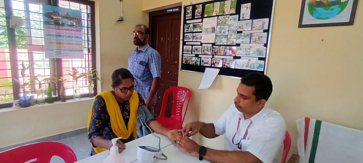 Ensuring good health & productivity of employees! General Health check up for contract labourers held at #Kochuveli Station. PMJAY beneficiary identification & card distribution was also organised in 84th camp held as part of #Mission100. 

#SouthernRailway #HealthForAll