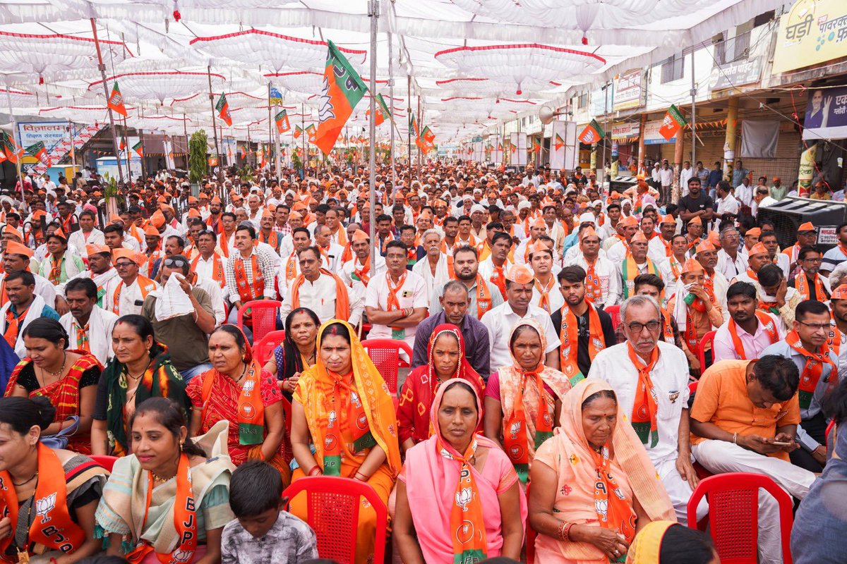 आदरणीय प्रधानमंत्री श्री @narendramodi जी के नेतृत्व में पिछले 10 वर्ष भारत में गरीब, पिछड़ा एवं जनजातीय वर्ग के उत्थान को समर्पित रहे हैं। जनजातीय संस्कृति, परंपरा और पराक्रम से समृद्ध निमाड़ की पावन धरा खरगोन में उमड़ा जनसैलाब प्रमाण है कि डबल इंजन सरकार में मध्यप्रदेश भी,