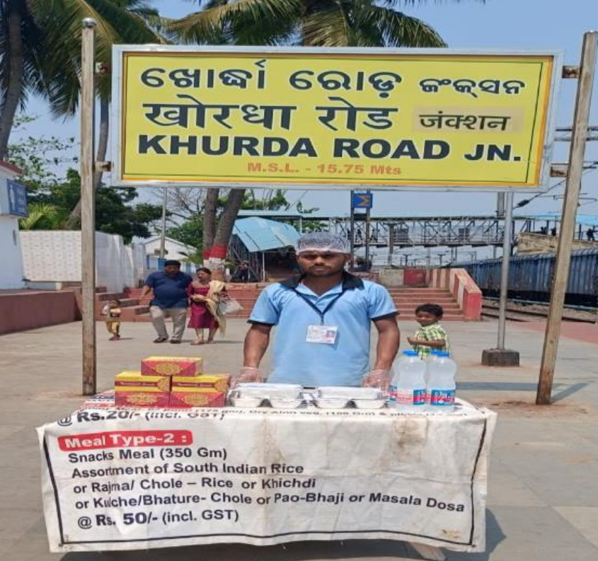 Indian Railways offers meals at economical price for travelers during summer season.Particularly beneficial for passengers travelling in unreserved coaches. Here is the counter at Khurda Road located near general second class (GS) coaches on platforms
@RailMinIndia 

#ECoRupdate