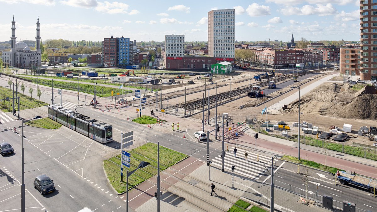 Rdamonderweg's tweet photo. 👷‍♀️Goed nieuws: de #Roseknoop gaat 2,5 maand eerder open dan gepland. Vrijdag 12 juli kan het autoverkeer weer rijden, op zaterdag 13 juli rijden de tram en bus ook weer volgens dienstregeling. 

Lees meer: https://t.co/2hRUDX0V52 https://t.co/cUoyatO4yl