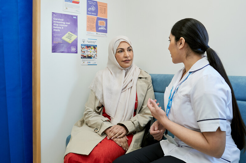 Check out our refreshed Cancer Screening webpages for healthcare professionals > bit.ly/CRUKscreening We cover: ❓ Encouraging informed participation ⚖ Addressing inequalities in bowel cancer screening ↗ Optimisation of cervical screening 🎯 Targeted lung cancer screening