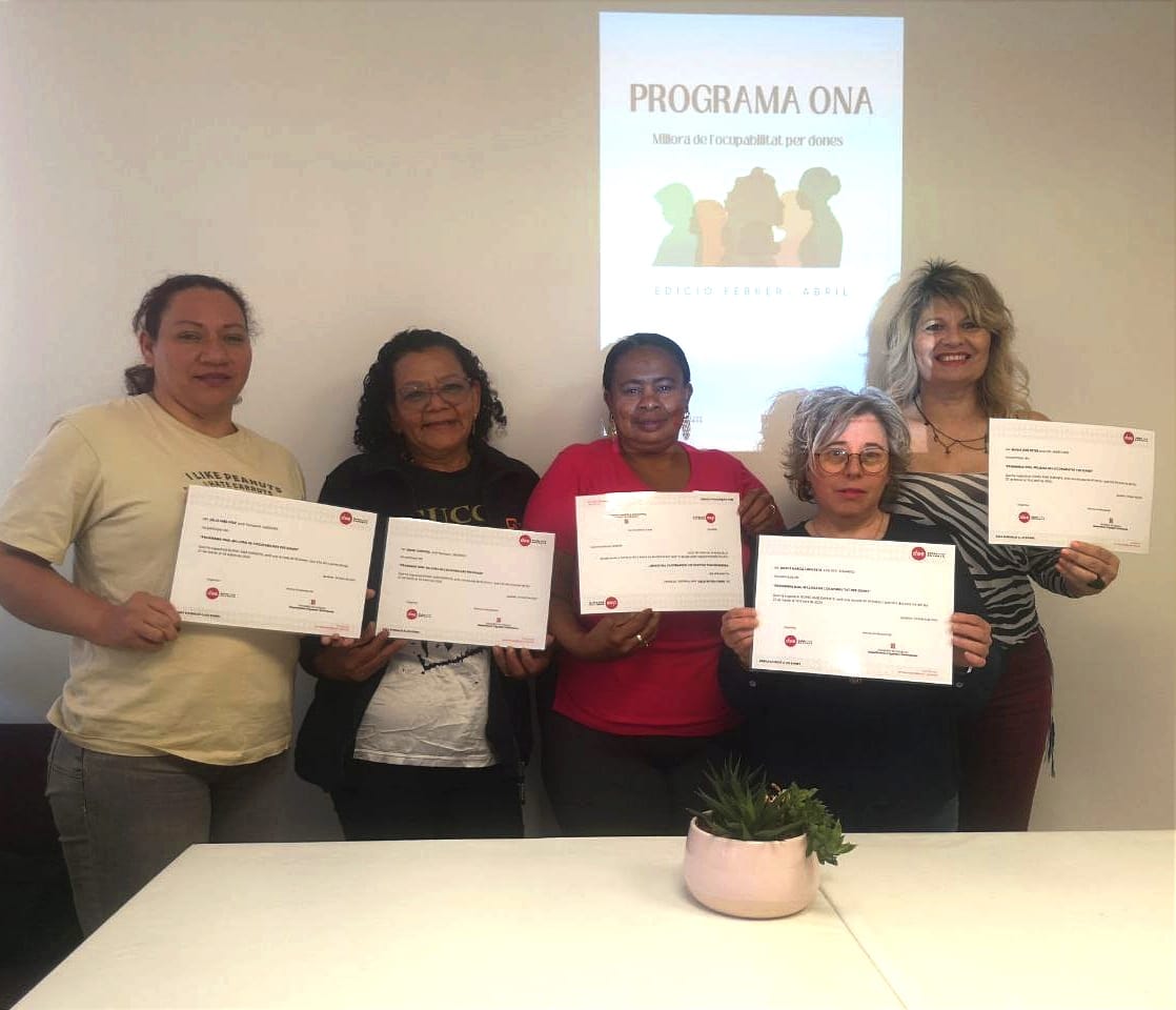 DonesAmbEmpenta's tweet image. Darrera promoció del #ProgramaONA 😍.
Inserció laboral amb perspectiva de gènere i de DRETS: el treball com un dret i un procés necessari per a la independència econòmica de totes les dones, de desenvolupament personal i social, i la construcció d’una societat més igualitària 💪🏾.