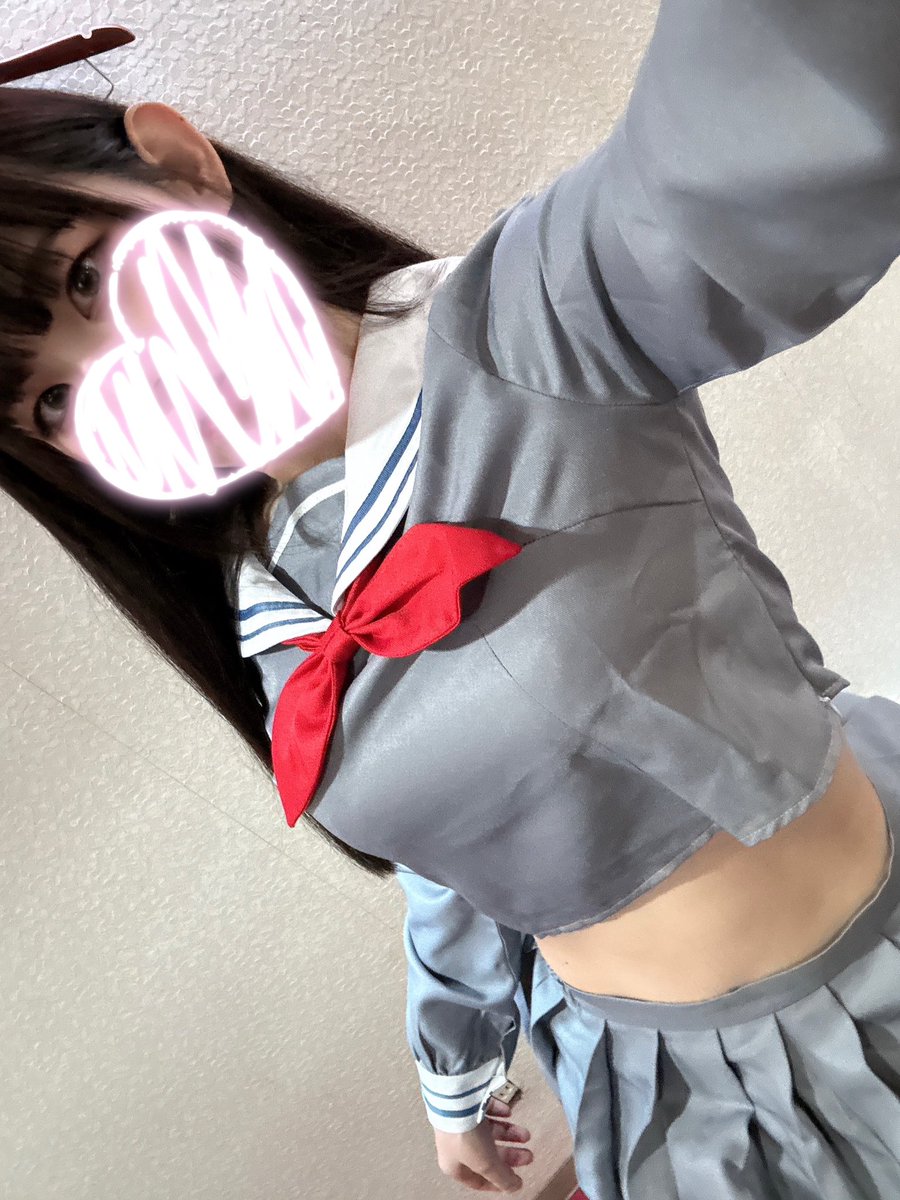 BAR出勤した！ 17:00～22:30 待ってる🥺 今日は某音ゲーの制服✌️ うごくとお腹でちゃう