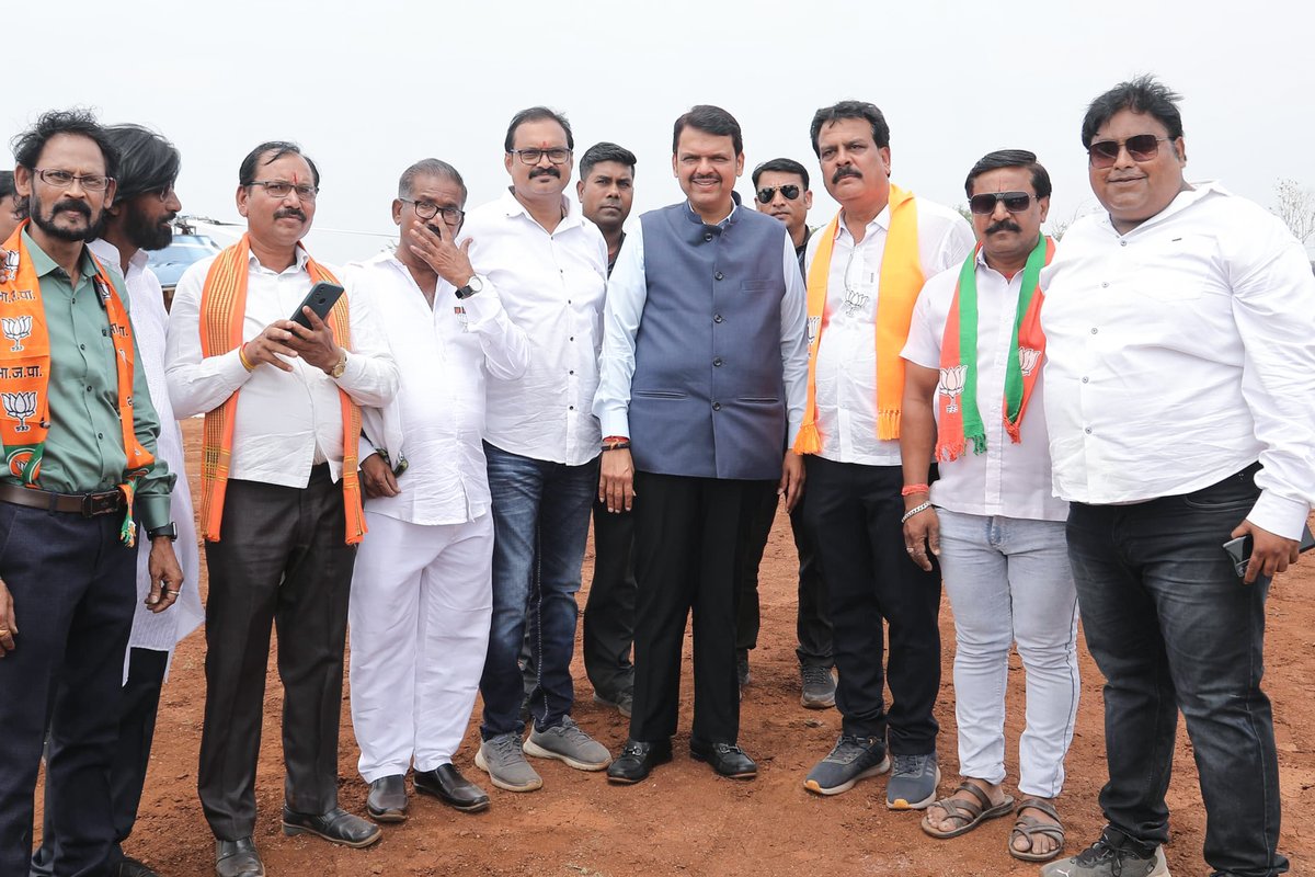 Dev_Fadnavis's tweet photo. 🕐 1pm | 24-4-2024 📍 Pulgaon, Wardha | दु. १ वा. | २४-४-२०२४ 📍 पुलगांव, वर्धा.

🪷 Arrival at Pulgaon, Wardha
🪷 पुलगांव, वर्धा येथे आगमन
🪷 पुलगांव, वर्धा में आगमन

#Maharashtra #Wardha #AbKiBaar400Paar https://t.co/3hTpKQ4BaP