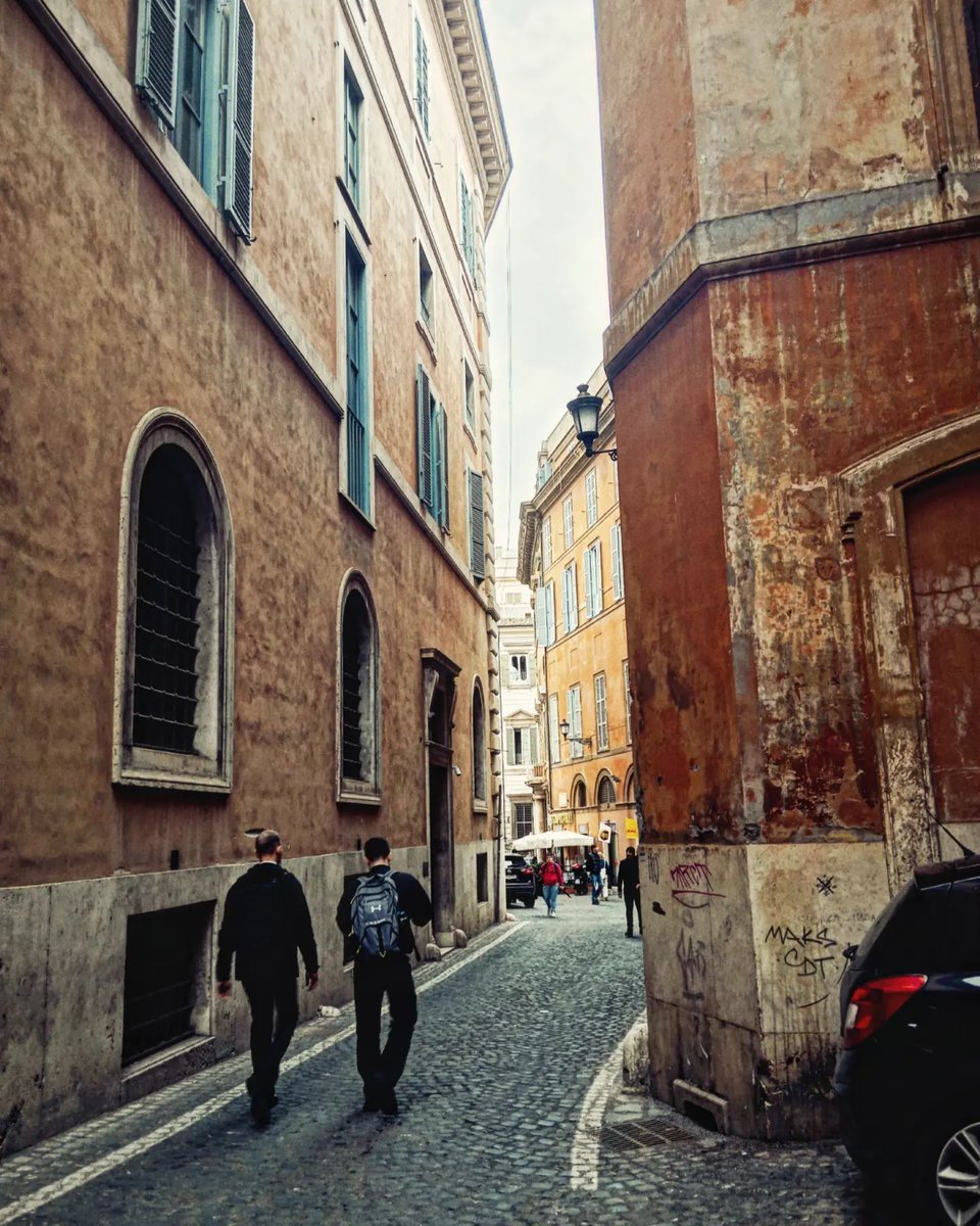 Walking in Rome ph @bimba_buona #stradediroma #streetsofrome #walkinginrome #sampietrino #sanpietrino #sampietrini #sanpietrini #selciatoromano #roma #rome #cobblestones #romancobblestone #sampietriniromani #sanpietriniromani