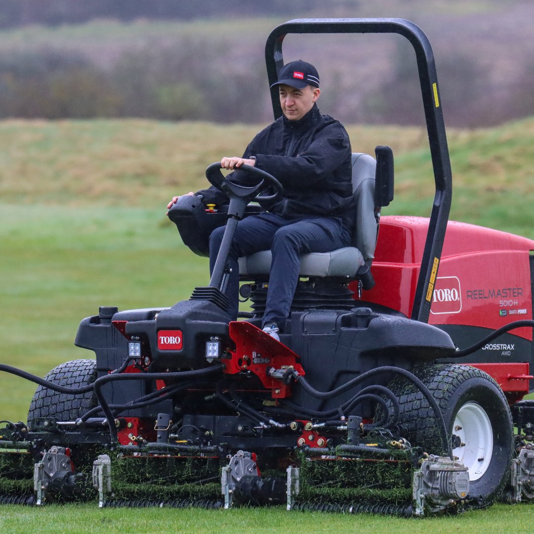 Meet the Reelmaster 5010-H, the industry's first and only fairway mower with a true hybrid drive system!🌱⚙️ Toro's patented PowerMatch hybrid power delivery system blends these two power sources for optimal performance! Discover more! eu1.hubs.ly/H08sQXf0 #Reelmaster5010H