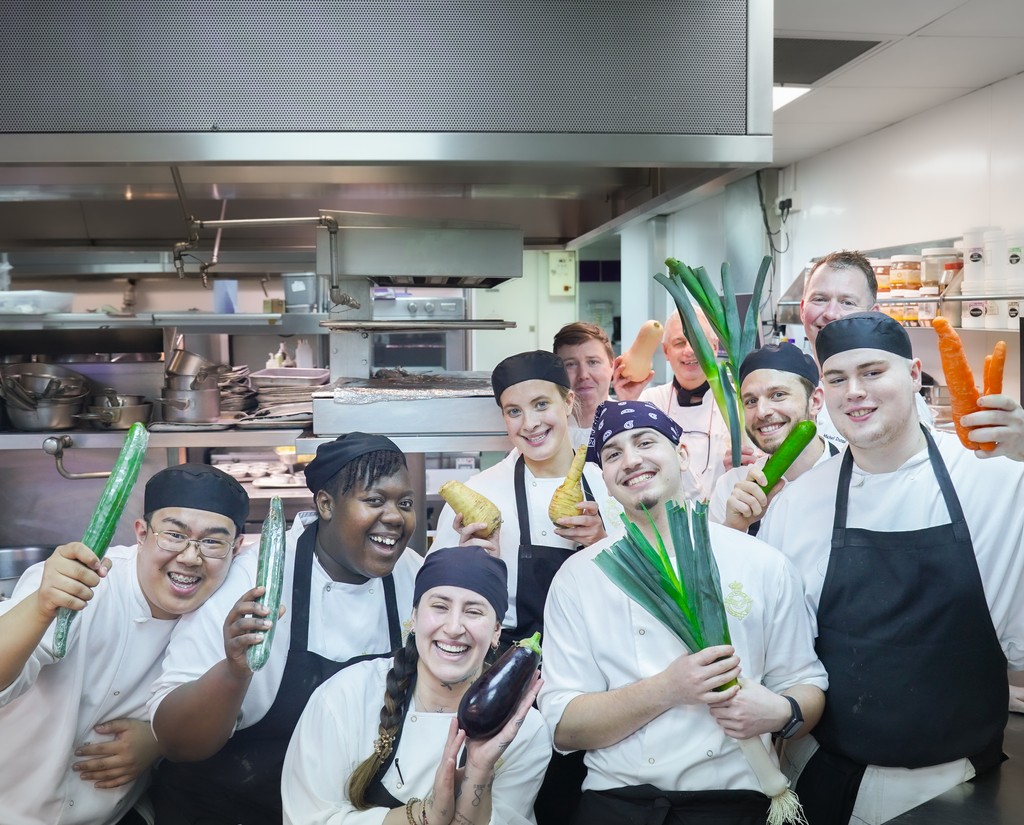 Today is Stop Food Waste Day, so we wanted to highlight how our Chefs vegetable peel into stock to reduce food waste! 🥒 #StopFoodWasteDay #RoyalAirForceClub