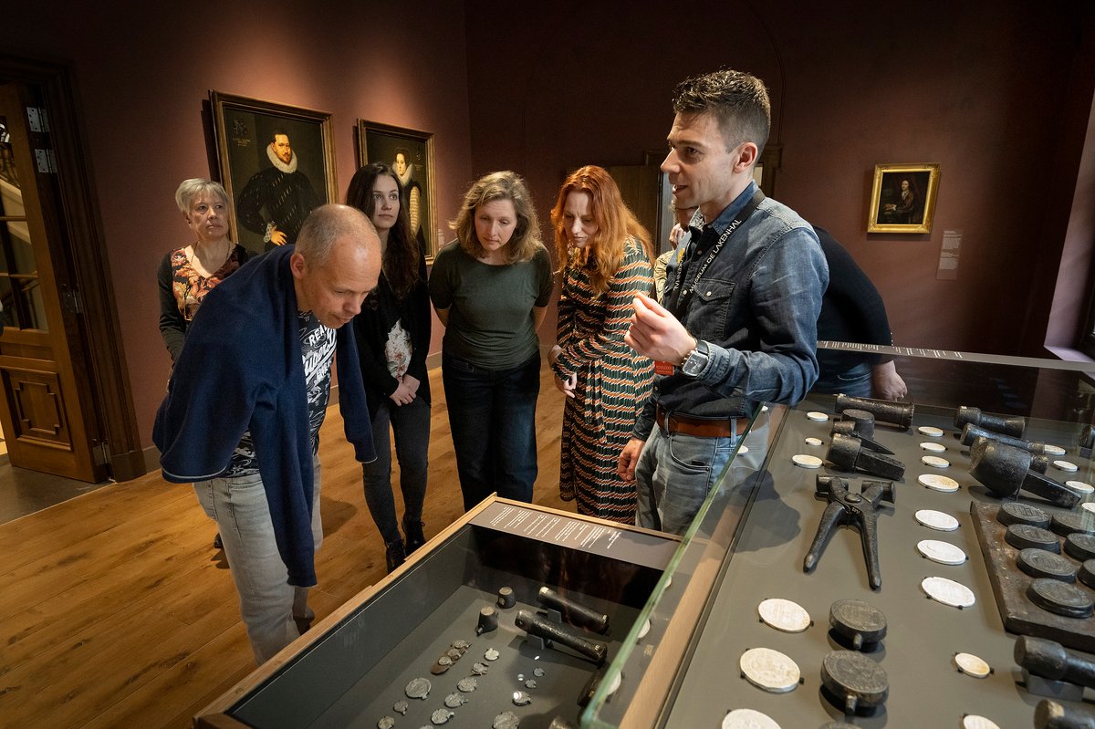 Op 1 mei bestaan wij precies 150 jaar! Dat vieren we met een uitgebreid gratis programma voor jong en oud. Dwaal bijvoorbeeld door het museum en laat je verrassen door persoonlijke verhalen van bekende en minder bekende Leidenaren. Bekijk het programma op lakenhal.nl/feest.