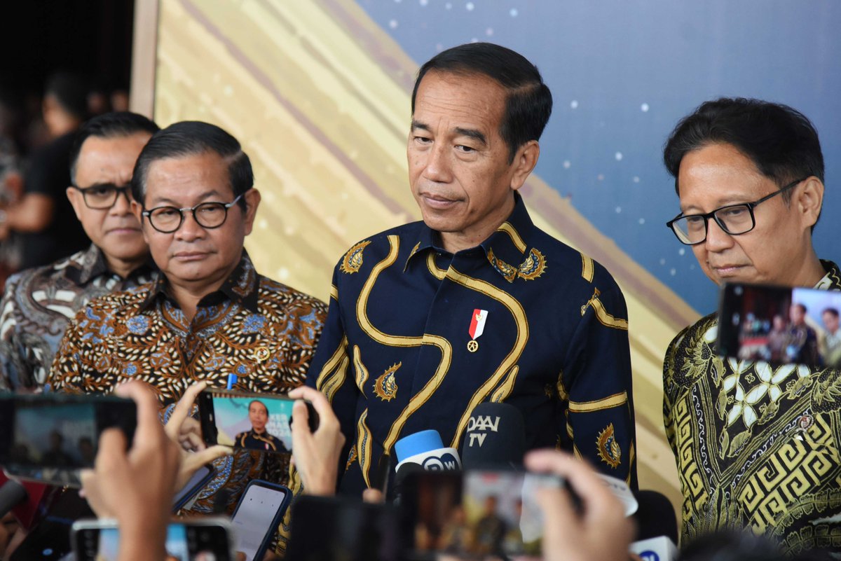 Keterangan Pers Presiden @jokowi usai Rapat Kerja Kesehatan Nasional Tahun 2024 di Nusantara Hall Ice BSD, Kabupaten Tangerang, Provinsi Banten, 24 April 2024 #Transkrip setkab.go.id/rapat-kerja-ke…