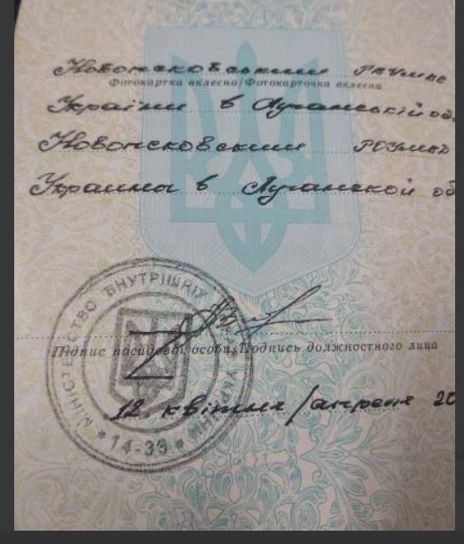 C0TUS's tweet photo. Давайте я дещо поясню.
На прикладі Чехії, звісно. 
Тут досі є значна кількість громадян(в основному ті, хто в'їхав в ЄС з окупованих територій через Мордор). які не мають не те що закорд.паспортів, а навіть діючих внутрішніх..
Деяким з них ці документи попсував окупант...(
👇 https://t.co/pAkH2ZIEUt