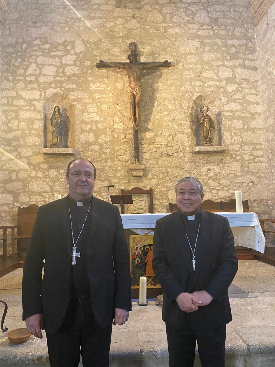 🔴El Nuncio de su Santidad Mons. Bernardito Auza, ya se encuentra en nuestra diócesis de Coria-Cáceres. En la tarde de ayer, miércoles 23 de abril, quiso conocer el refugio de San Pedro de Alcántara, el convento más pequeño del mundo: El Palancar. @prensaCEE