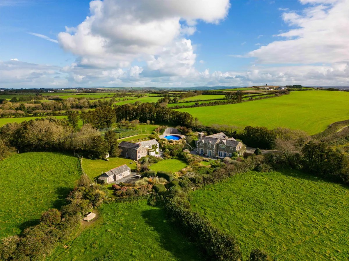 Infinity pool, 9 bedrooms, sauna, tennis court, wine cellar and 13 acres of land... see inside this epic £7.5m listing in Cornwall 👉 ow.ly/uAYa50Rm76v 🎾🍷👀